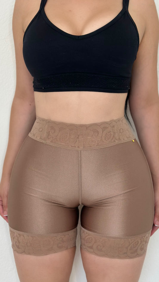 COMFORT LIFTING SHORTS - (MOCHA/BLACK)